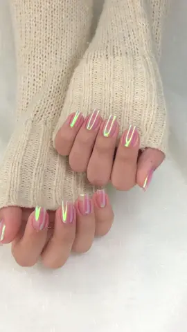 Nas tendências desse inverno: Os pós mágicos estão com tudo! ✨  E não tem como ser diferente! Afinal, brilho que encanta, reflexos multicoloridos, efeito espelhado. Tudo isso são qualidades do Kit Pirimpimpim 🫶🏻  O resultado é delicado, suave e apaixonante! 😍  Unhas maravilhosas feitas para te inspirar por: @julianapaivanaildesigner (rede vizinha) 🌸  Pó iridescente: WOW (Kit Pirimpimpim)  #pirimpimpim #pócromado #unhasdecoradas #nailsinspiration #inspiracoesdeunhas #unhasdegel #ideiasdeunhas #nails #naildesign #trends 