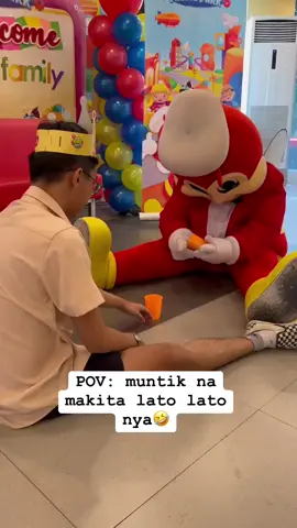 Enjoy sya paglalaro, kita na singit nya 🤣 #jollibee #laughtrip #jollibeegreenmeadows #trending  #fyp #fybシ #jollibeeph  #jollibeetiktok 