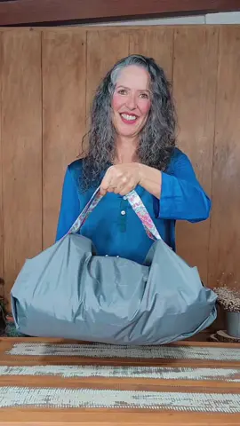 A Bolsa Dobrável de Nylon é perfeita! Impermeável, pode ir à academia, piscina, praia, natação, compras, passeios, e até levar roupinhas e brinquedos também! Quando dobrada é um titiquinho de nada, não ocupa espaço no armário, vai na bolsa, na mala e no porta luvas do carro.  Sujou? É só passar um paninho úmido ou uma bucha macia com sabão e pronto! #bolsagrande #bolsadenylon #bolsadobravel #patchdocerrado #viagem 