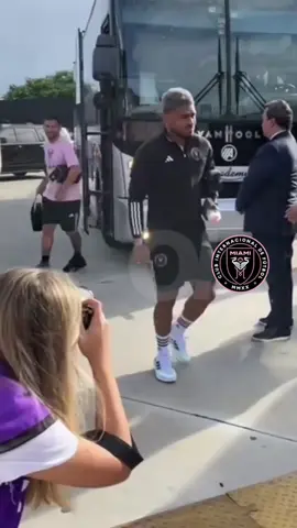 Messi welcome to Miami ! Messi arrives on the bus to the stadium for his Debut! 🚌 🎉 ⚽️ Messi llega en el autobus al estadio para su Debut ! 🚌 🎉 ⚽️ Via OLE …#leomessi #messi #intermiami #argentina #miami #football
