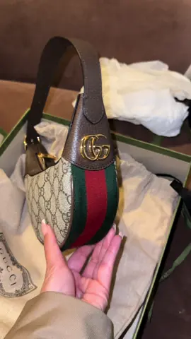Unbox my new Gucci Ophidia GG mini bag😍  #gucci #gucciminibag #ophidiagucci #gucciophidiabag #luxuryunboxing #unboxwithme #fyp #foryoupage #guccibag 