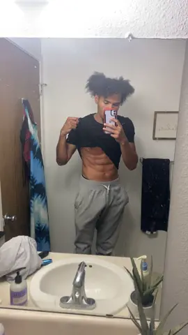 Ima menace😈💪🏾 • We feedin em all summer long😤 #shredded #strongcore #athlete #dontbeamenace #8packabs #trackandfield #physique #aspiringmodel #fyp