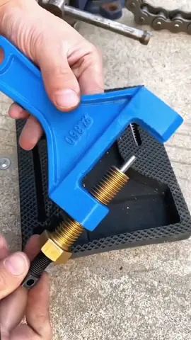 Chain tightener Chain remover Chain clipper Chain unloader harvester chain tightener chain removal tool # good recommendation 🔥 # tensioner # repair harvester chain # drive chain # hardware tools