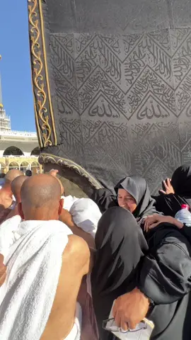 Pernah sedekat ini berdesak-desakan dan Masya Allah bsa menyentuh rukun yamani... ❤️❤️ #umroh #rukunyamanikaabah #masjidilharam #labaikallahhummalabaik 