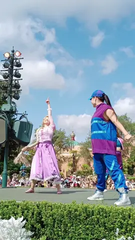 Try everything ✨ @sallyholzer_ @Mélissa Fromentin @Astrid Saum @VoltR #raiponce #rapunzel #disney #disneyland #disneyparks #disneytiktok #pourtoi #foryou #disneylandparis30 #parade #paradedisney #paradedisneylandparis #revonsetlemondesillumine #dreamandshinebrighter #unmondequisillumine #readyfortheride #danseur #danseuse 