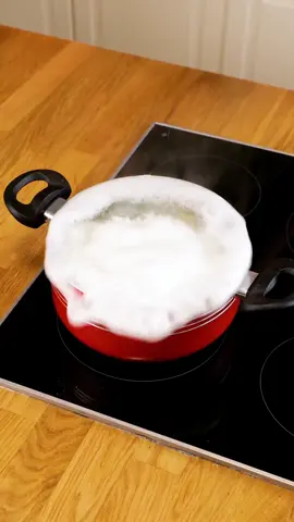 How to prevent water from overflowing while cooking 👩‍🍳 #KitchenHacks #hacksoflife #scienceathome