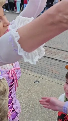 La meilleure place pour avoir #raiponce 😍 @Disneyland Paris ✨  #disneylandparis30 #dlp30 #punzie #tangled #rapunzel #rencontrepersonnagedisney #dreamandshinebrighter #readyfortheride 