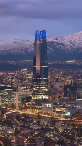 Hermosa postal timeplapse en invierno de la ciudad con la cordillera nevada de fondo y las luces de la ciudad en Santiago de Chile 🇨🇱❤️‍🔥 📽️ @Odlavso  #santiagodechile #ciudad  #montaña  #viajar #tiktokchile #chiletiktok #viajes  #atardecer #drone #chile🇨🇱 #chileno #chilenos #chilena #chilean #chilensis #chilenosychilenas #city #travellife #skyscraper #timelapse #invierno #nieve #viajando 
