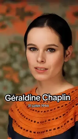 Geraldine Chaplin est née le 31 juillet 1944. Fille de la star du cinéma muet Charlie Chaplin et d’Oona O’Neill, elle grandit sur les plateaux de tournage et joue pour la première fois alors qu’elle n’a que 8 ans dans Les Feux de la rampe, réalisé par son père.#geraldinechaplin #star #actrices #charliechaplin #cinema #changementdevisage #visagedestar #pourtoi #monevolution 