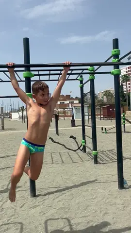 Entreno de barras en la playa #natación #WheneverWherever #deportesentiktok #kids #competetion #spain #fyp #tiktok #Running #got7 #StumbleToVictory #gottalentespaña #bichota #PasstheGreatness #salud 