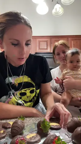 Eating chocolate covered strawberries And chocolate covered ritz #fy #fyp #chocolatecoveredstrawberries #chocolatecoveredritz #eatingshow #foodtiktok #Foodie #eatwithme 