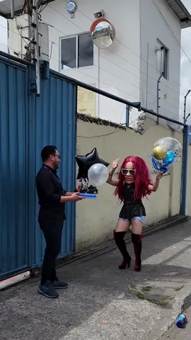 Henry disfruto si cumple junto a Karol G 😍🥳 #chimborazo_riobamba_ecuador #karolg #yukishows #regalosadomicilio 