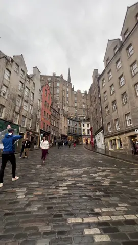 ‏فَاصْبِرِي يَا نَفْسُ حَتَّى تَظْفَرِي ‏إِنَّ حُسْنَ الصَّبْر مِفْتَاحُ الظَّفَرْ ‏هِيَ أَنْفَاسٌ تقَضَّى وَالْفَتَى ‏حَيْثُمَا كَانَ أَسِيرٌ لِلْقَدَرْ.                         #بريطانيا #اسكتلندا #ادنبرة #هاري_بوتر #اكسبلورexplore  #سفر 