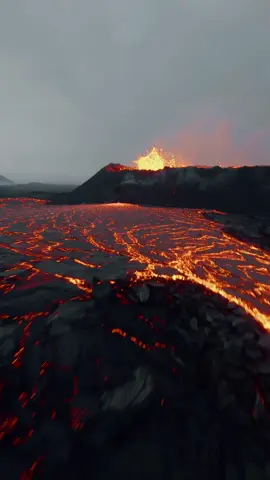 Into the volcano🌋 #volcano #iceland #fpvdrone 