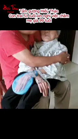 Tấm gương hiếu thảo con trai 51 tuổi xin nghỉ việc ở nhà chăm sóc mẹ già 99 tuổi, khiến người xem xúc động nghĩ ngay đến cha mẹ mình!#conyeume #meyeu #hieuthao #videocamdongveme #videocamdong #chame #chuhieu #daolamcon