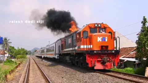 Semboyan 41 dan 35 Lokomotif CC201 136R Kobong Masinis ramah jadi 1 video #cc201 #kobong #fypシ #masinis #keretaapi #foryou #cc205 #fyp 