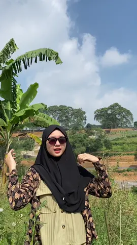 hari ini saya lagi ada di bogor di kebun sodara saya mang ujang, tapi karna dia gada saya ingin mengabil daun ke estetikan dengan halal 😉🙏🏻