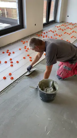 Placing parquet tiles in the living room. Done by a professional tiler 🚨⚠️ #tegelen #tiling #tilingwork #tilingtools #tilework #tegelwerk #tileinstallation #tegelzetter #tiler #tegelwerken 