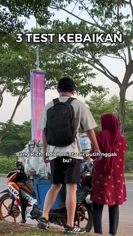 Lagi butuh duit buat bayar sekolah anak tapi masih bisa bantuin orang, malaikat ibu ini. 
