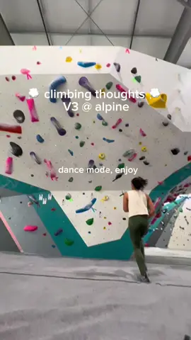 happy monday ✌️#climbingtiktok #beginnerclimber #bouldering #beginnerbouldering #shortclimbers 