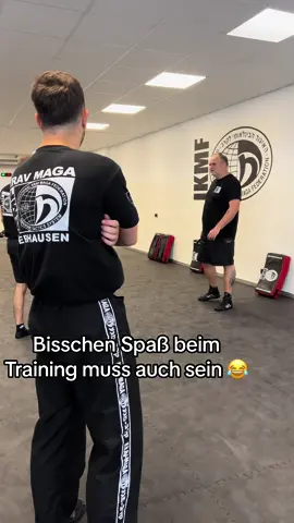 Bevor jetzt wieder die ganzen Tastaturkrieger kommen: Spass beim Training muss auch sein 😉 . . 🥊 Probetraining über unsere Webseite (Link in Bio) 📲 WhatsApp: 0208 458 565 30 📧 info@apex-defence.de . . Apex Defence (@apexdefence) ist dein Ort in Oberhausen (#Sterkrade) in Sachen Selbstverteidigung für Erwachsene, Kinder und Jugendliche sowie (mentale) Fitnesskursen. Ein Probetraining kann kostenlos und unverbindlich über unsere Webseite vereinbart werden. . . #ikmf #oberhausen #duisburg #dinslaken #bottrop #apex #apexdefence #selbstverteidigung #selfdefence #selfdefense #nrw #ruhrgebiet #fight #kravmaga #kicking #punching #kids #teens #kinder #jugendliche #frauen #selbstvertrauen #Fitness #sport #selbstbewusstsein #sicherheit #trojan #trojanworkout #mental 