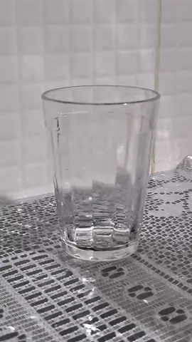 melhor antigripal limão 🍋 com mel 🍯 de abelha e uma cachacinha...