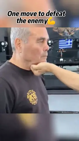 The chin is the most vulnerable position of the human body😢👊👍#combat #boxing #training #teaching #selfdefense #fight #skills #fyp #foryou #tiktok 