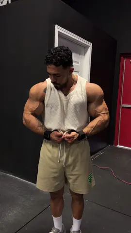 Back day ⚒️🦾 #explorepage #fyp #bodybuilding #fitnessmotivation #GymTok #workout #classicphysique #diet 