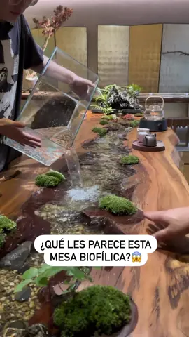 La mesa más biofílica que he visto!!👏🐡🌿🌊 día14/30 Hoy les comparto un gran ejemplo de lo que se puede lograr con el diseño biofílico: se trata de integrar naturaleza en tus entornos. Creo que aquí pudieron haber hecho el contenedor de agua un poco más hondo para que los peces fueran más felices, pero de igual manera tienen su filtro, su corriente de agua, alimento, etc..👌💯 Se llevaron un 10/10 con la creatividad para esta mesa biofílica!🌿👏 #Biofilia #Biophilia #Biophilicdesign #DiseñoBiofilico #mesa #Naturaleza #Diseño #interiordesign #Nature #AmaLaVida 