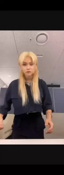 felix dancing with his long hair lol 😂