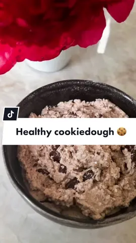 Healthy Cookie Dough 🍪🥜 Terug van weggeweest, recepten! Niet helemaal natuurlijk, lees Hungry Hormones recipe guide, maar nu ook weer on the gram.🥰 Heb je zin in iets zoets dat lijkt op cookie dough?  Well I’ve got your back met deze eiwitrijke cookie dough-lookalike met een twist van noten en romige cottage cheese. Wat heb je nodig? 100 g cottage cheese 20 g amandelpasta  10 g agavesiroop 15 g pure chocolade (80% of hoger) 20 g amandelmeel Een scheutje vanille-extract of poeder Zo maak je het: 1. Meng in een kom de cottage cheese, notenpasta, agavesiroop en vanille-extract tot je een glad en romig mengsel hebt. 2. Breek de pure chocolade in kleine stukjes en voeg ze toe aan het mengsel.  3. Voeg het amandelmeel toe aan het mengsel en roer goed door elkaar. Dit geeft het deeg een perfecte, koekachtige textuur.  Tip: Het mengsel even in de koelkast zetten maakt het nog lekkerder. Simple, easy and quick in 5 minuten - wat wil je nog meer?  Voedingswaarde: Eiwitten: 23 g Koolhydraten: 18 g Vetten: 31 g Vezels: 4 g #cyclus #cravings #womenshealthexpert #gezondevoeding #cookiedough #gezonderecepten #gezondesnack #eiwitrijk #womenshealth #inlijnmetjecyclus #hormonen #hormoonbalans