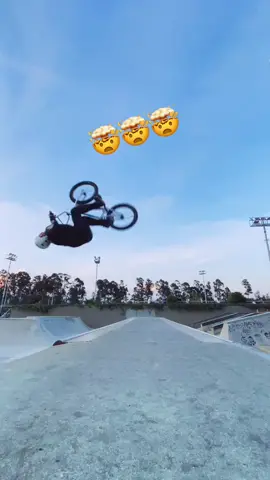 @Luis Rincon Reyes with the style! 😎 #sports #sport #bmx #bmxlife #bmxboy #bike #trick #cycling #bikelife #biker #ken #rosalia 