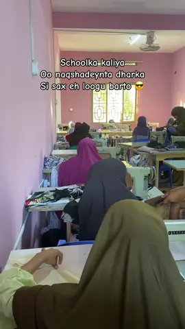 The only school in somalia that teaches fashion design #tiktoksomali #somaligirls #somaliatiktok #xirfad #naqshaden #harqaan #somalidesigners