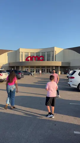 Mi familia me llevo a ver la película de barbie o de barney no se cual 🤣