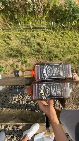 Quebrando garrafas de vidro!  Breaking glass bottles! ##satisfying##asmrtiktok##asmr