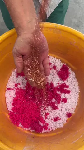Hi, Barbie 👋🏼💖 uma opção para quem ama essa cor que está super em alta! A cor premium ultra pink leva dois tipos de pigmentos rosa + glitter na cor rose gold. Linda, não é mesmo?! Em nosso catálogo temos várias opções no rosa desde os mais claros aos mais vibrantes para a sua escolha.  #texturas #decoracao #barbie #pink #papeldeparedeliquido #facavocemesmo 