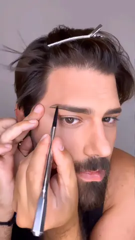 El maquillaje para hombres ha ganado importancia en la industria de la belleza, permitiendo realzar rasgos faciales, corregir imperfecciones y resaltar la identidad personal de forma sutil. Su aplicación no busca cambiar la apariencia, sino potenciarla, mejorando la autoconfianza y la expresión individual. Además, en el ámbito profesional y del entretenimiento, el maquillaje masculino se ha vuelto relevante, contribuyendo a romper estereotipos de género y promoviendo una sociedad más inclusiva y diversa. ☺️❤️✨ #MaquillajeParaHombres #BellezaMasculina #ExpresiónPersonal #Autoconfianza #EstereotiposDeGénero #Diversidad #IdentidadPersonal #Profesionalidad #Entretenimiento