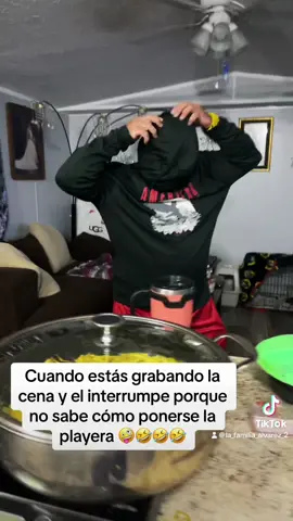 #longervideos #cena #el #interrumpe #con #sus #tonterias #nosabe #como #ponerse #la #playera #🤣🤣🤣 #fyp 