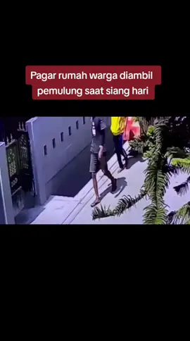 Pada siang terjadi tindakan pencurian pagar rumah oleh 2 pria yang dibawa dengan menggunakan gerobak.  #beritaviral  #cctv  #fyp  #viraltiktok 