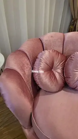 Kimmy Sofa Kerang Melody dengan Bahan Bludru Import, Kaki Stenless Import dengan Busa Royal Density Tinggi. #sofadepok  #barbiegirl  #sofabogor  #kimmysofa  #sofabekasi  #sofakerang  #sofakerang 