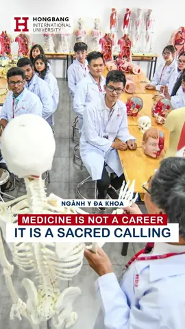 Ngành Y đa khoa Đối với ngành Y khoa mà nói, không chỉ cần sự thông minh là đủ, mà còn bao gồm cả lòng bác ái, sự chăm chỉ và nỗ lực không ngừng để cứu lấy mạng sống của nhiều người. Ngành nghề đòi hỏi sự kiên nhẫn qua nhiều năm học tập và đào tạo, do đó trở thành bác sĩ là ước mơ cũng là sự nỗ lực của hàng ngàn bạn trẻ.  Tại HIU, việc đào tạo ngành Y đa khoa là niềm tự hào không chỉ được hợp tác với nhiều bệnh viện lớn, mà HIU còn đặc biệt trang bị các thiết bị và máy móc hiện đại giúp sinh viên được tiếp xúc gần hơn với môi trường làm việc sau này. Không chỉ vậy, các bạn sinh viên còn có cơ hội được thực tập tại các bệnh viên nổi tiếng, giúp các bạn nâng cao tay nghề.   #hongbanginternationaluniversity #daihocquoctehongbang   #HIU  #nganhYdakhoa