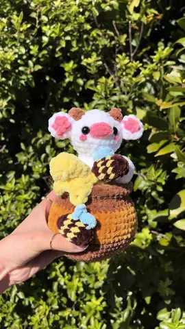 Cow in a honeypot 🍯🐝🐮 ignore the painful transition lol #crochettiktok #crochettok #smallbusinesstiktok #crochetaustralia 