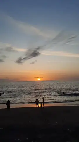 lucu yaa liat anak lgi bermain bareng orang tua nyaa apalagi saat senja #fyp 