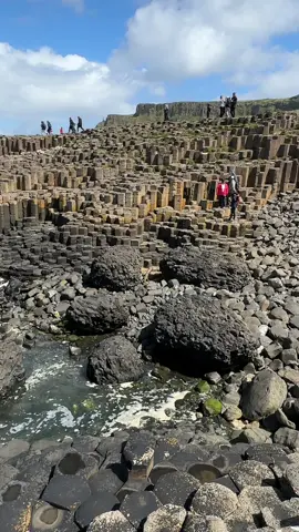 Giant’s causeway, Northern Ireland UK . #giantscauseway #giantscausewaynorthernireland #belfast #uk #theunitedkingdom #basaltprism #basaltprismenwand #prismasbasalticos #landscape #travel 