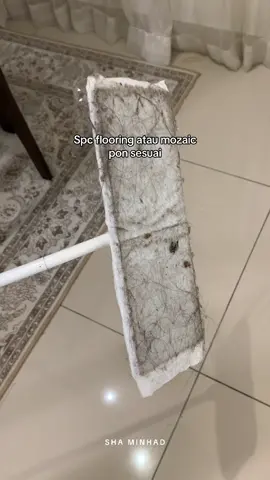 Geng rambut gugur wajib guna wet wipes ni, lantai bersih. #wetwipes  #floorcleaning #tisubasah #fyp 