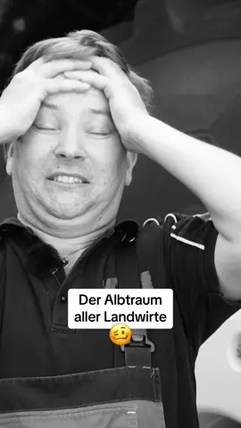 Hoffentlich nur ein schlechter Traum 🙏🥲 Wusstest du schon, dass Traktoren für rund 10.000 Betriebsstunden gebaut werden? Wenn du dich aber richtig gut um deine Maschine kümmerst, kannst du das Leben deines Treckers wesentlich verlängern. Das heißt: ordentlich reinigen, regelmäßig warten und sachgerecht benutzen! 🤝 Philipps ältester Trecker hat sogar schon sage und schreibe 23.000 Stunden auf dem Buckel. 🔥 Wie viele Stunden haben eure Trecker schon geleistet? Schreibts uns in die Kommentare! 🚜 Das ganze Video zu Michels Ausflug in die Werkstatt gibt es im Übrigen auf YouTube. 🎥 