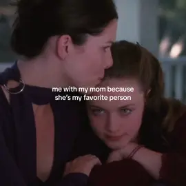 #GILMORELIB 💌🎧 i love watching gilmore girls with her so much!!  ╰┈➤ #gilmoregirls #gilmores #gilmore #gilmoregirlaesthetic #aesthetic #downtowngirl #lorelaiandrory #rorygilmore #motheranddaughter #lorelaigilmore #fyp #foryou #viral #comment #foryou #blowthisup #follow #tiktokily #ily 