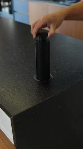 As torres de tomada na bancada oferecem várias vantagens em termos de funcionalidade e conveniência: 1) Acesso fácil às tomadas: Com uma torre de tomada na bancada, você tem acesso fácil e conveniente a várias tomadas elétricas em um único local. 2) Organização e redução de fios: As torres de tomada ajudam a manter os fios organizados 3) Economia de espaço: As torres de tomada são projetadas para ocupar um espaço mínimo #arquitetura #interiordesign #cozinha