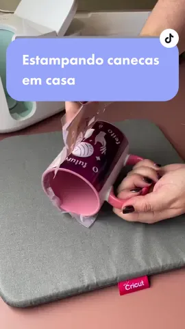🌟 Testando da Mug Press da Cricut pela primeira vez! ✨ Chegou novidade aqui no ateliê e eu fui correndo experimentar… e sério tô muito apaixonada em criar estampas pra personalizar canecas. 😍 Tu também ficou animada e inspirada? 🤩 Então eu acho que tu vai gostar de seguir a Cricut pra se inspirar muito mais!   #cricut #mugpress #canecapersonalizada @Cricut Brasil 