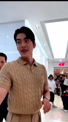 What's it like having #kimwoobin so close? #김우빈 #Love 